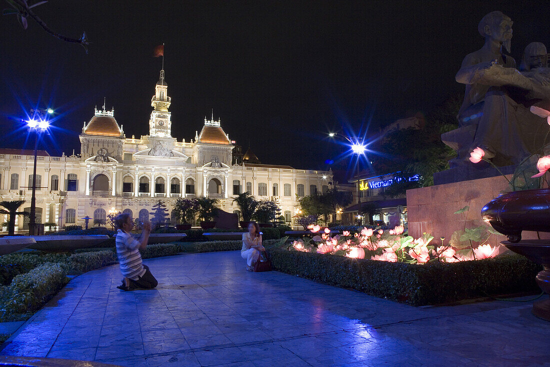 Hotel de Ville, Menschen vor dem beleuchteten Rathaus im Zentrum von Saigon, Hoh Chi Minh City, Vietnam, Asien