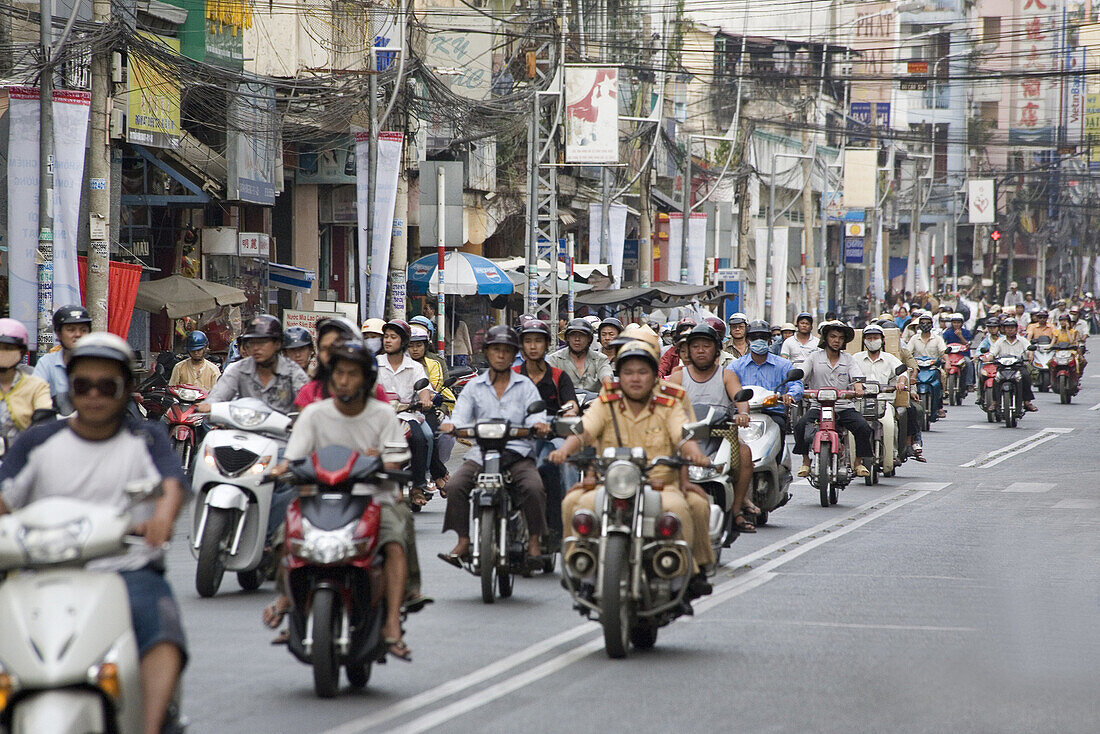 Strassenszene, Mopedfahrer auf einer Strasse von Saigon, Hoh Chi Minh City, Vietnam, Asien