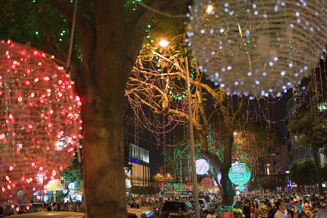Weihnachtsdekoration im Zentrum von Saigon bei Nacht, Hoh Chi Minh City, Vietnam, Asien