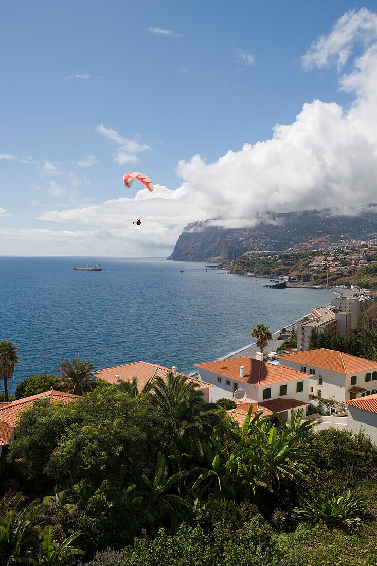 Gleitschirmflieger und Küste, Funchal, Madeira, Portugal
