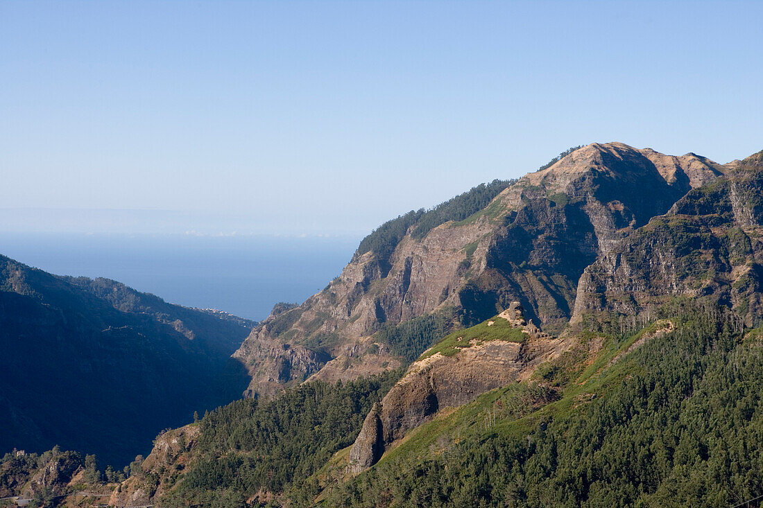 Blick auf Berglandschaft vom Encumeada Pass, nahe Serra de Agua, Madeira, Portugal