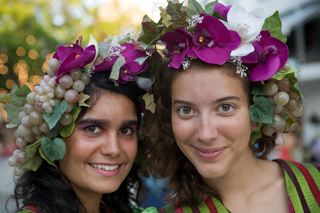 Zwei junge Frauen mit Kopfschmuck beim Madeira Weinfest, Funchal, Madeira, Portugal