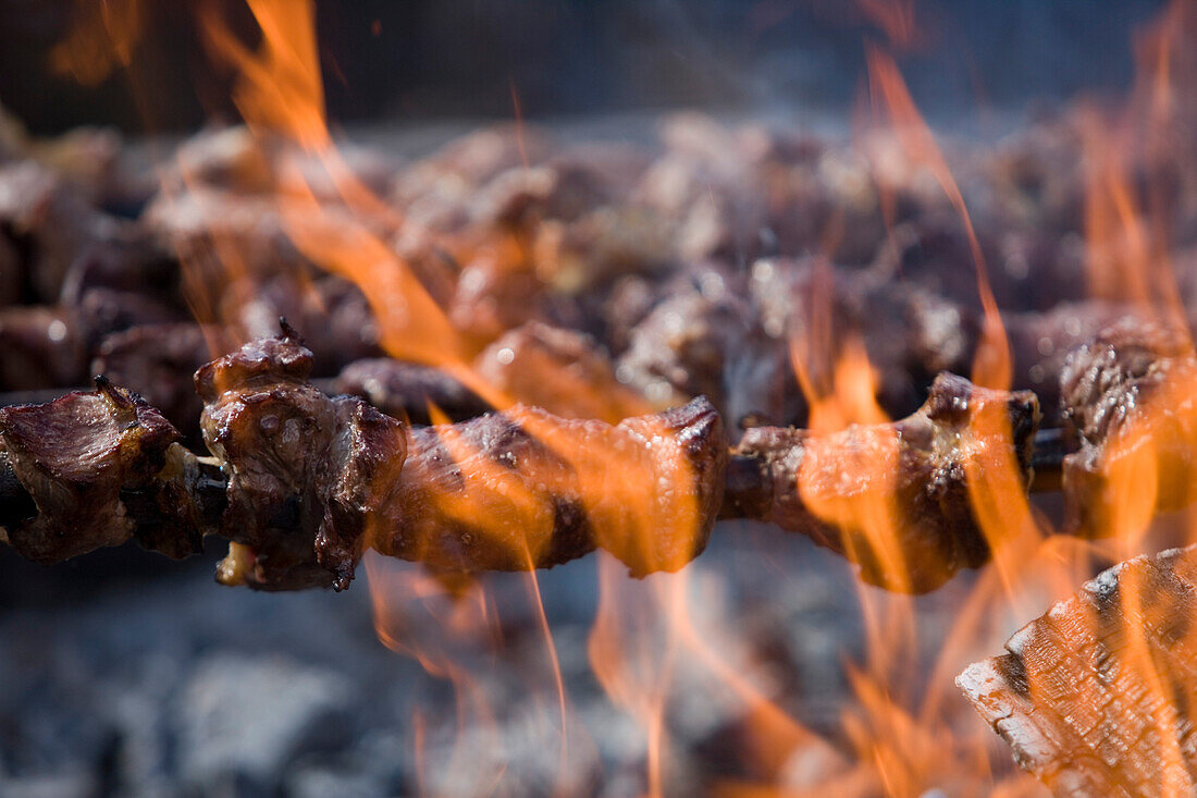 Espetada Rindfleisch Lorbeerspieße brutzeln über offenem Feuer bei religiösem Fest, Ponta Delgada, Madeira, Portugal