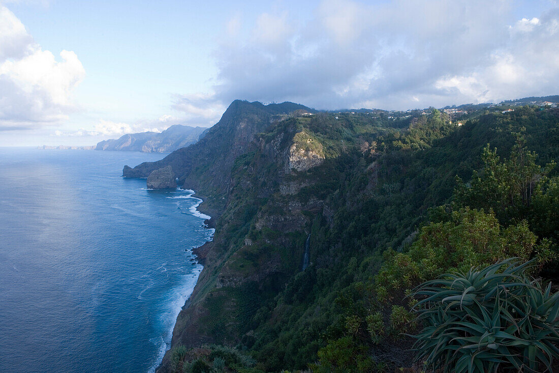 Blick auf Küste mit Wasserfall vom Quinto do Furao Hotel &amp,amp; Weingut, Santana, Madeira, Portugal