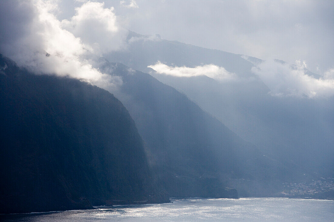 Klippen und Wolken an der Nordküste, nahe Arco de Sao Jorge, Madeira, Portugal