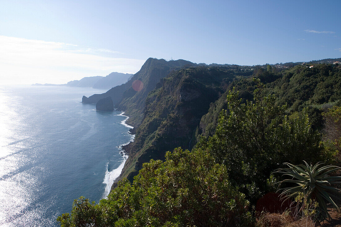 Blick auf Küste mit Wasserfall vom Quinto do Furao Hotel &amp,amp; Weingut, Santana, Madeira, Portugal