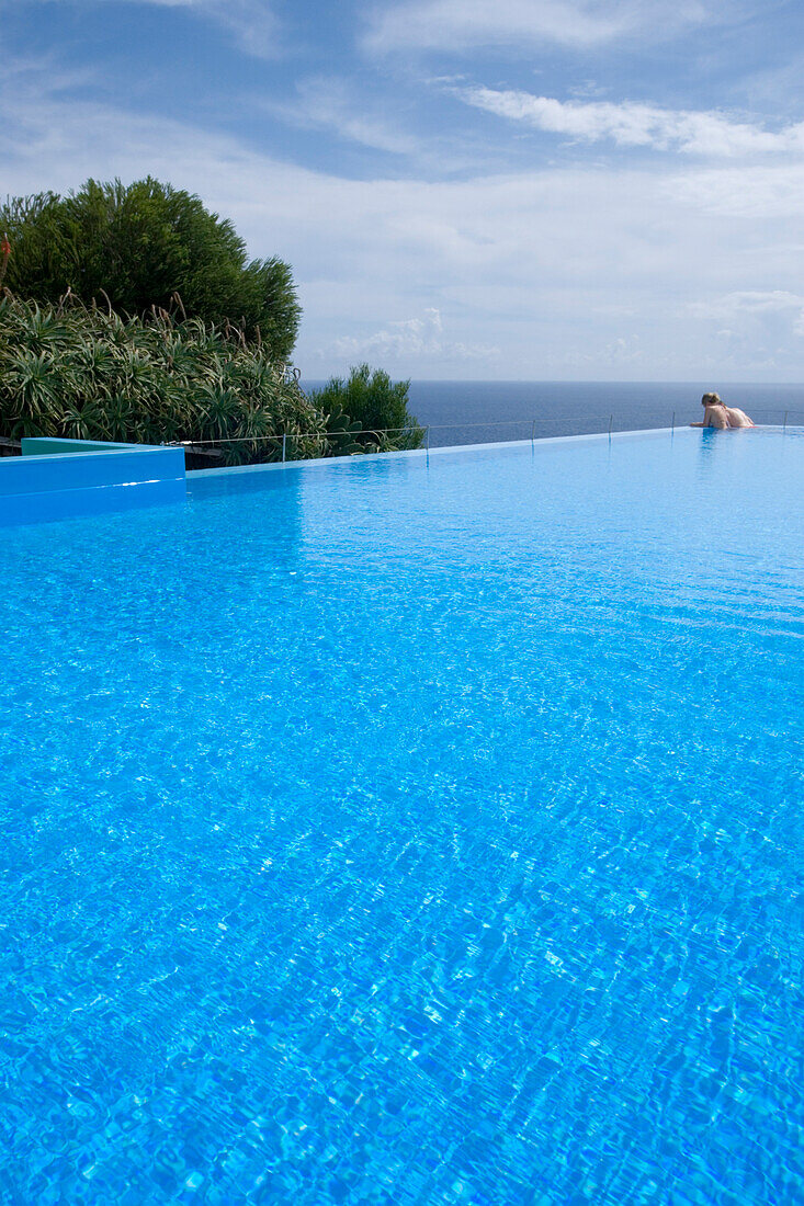 Paar im Schwimmbad im Estalagem da Ponta do Sol Design Hotel, Ponta do Sol, Madeira, Portugal