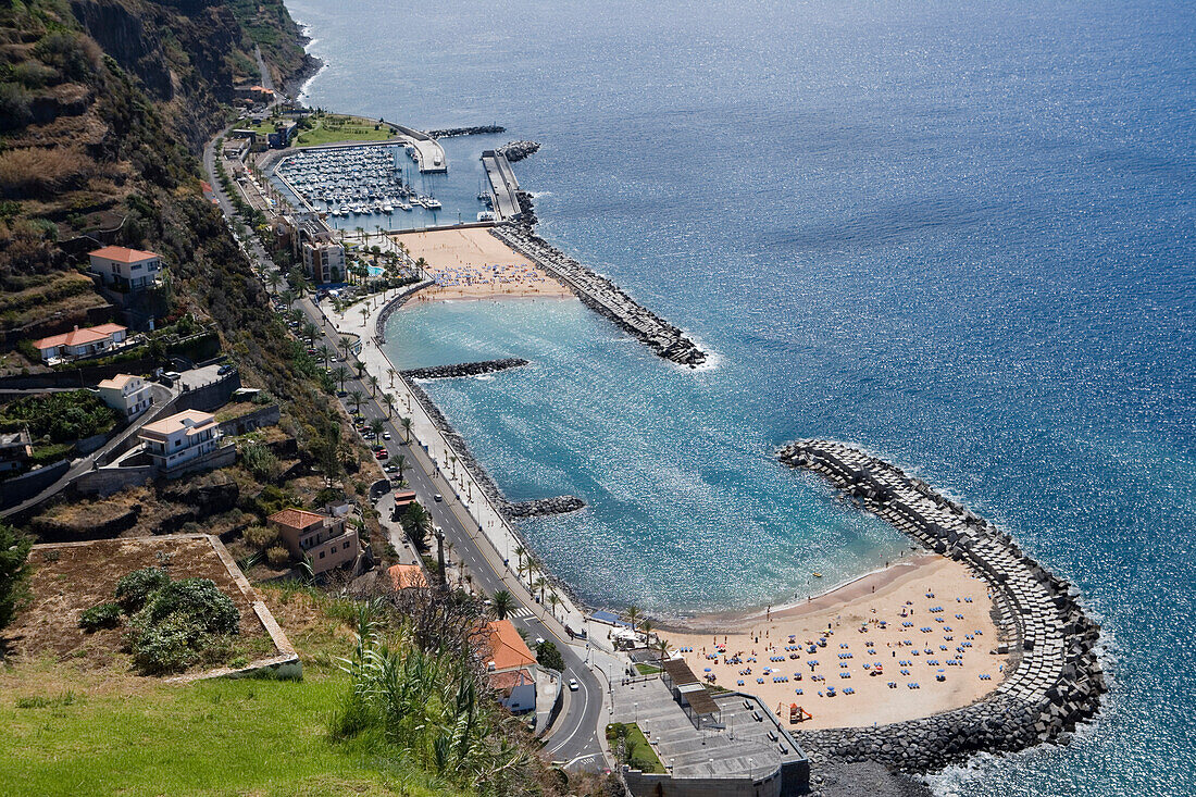 Blick auf Strand und Hafen, Calheta, Madeira, Portugal