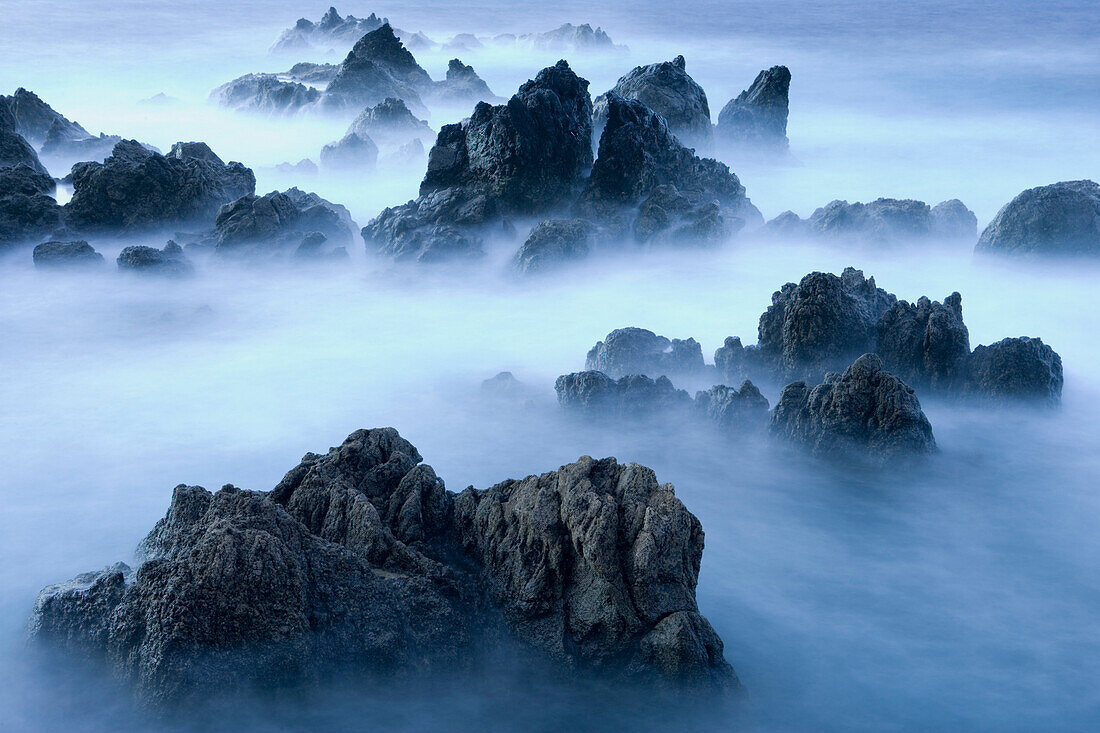 Mit Meerwasser umsäumten Felsen aus Lavastein, Porto Moniz, Madeira, Portugal