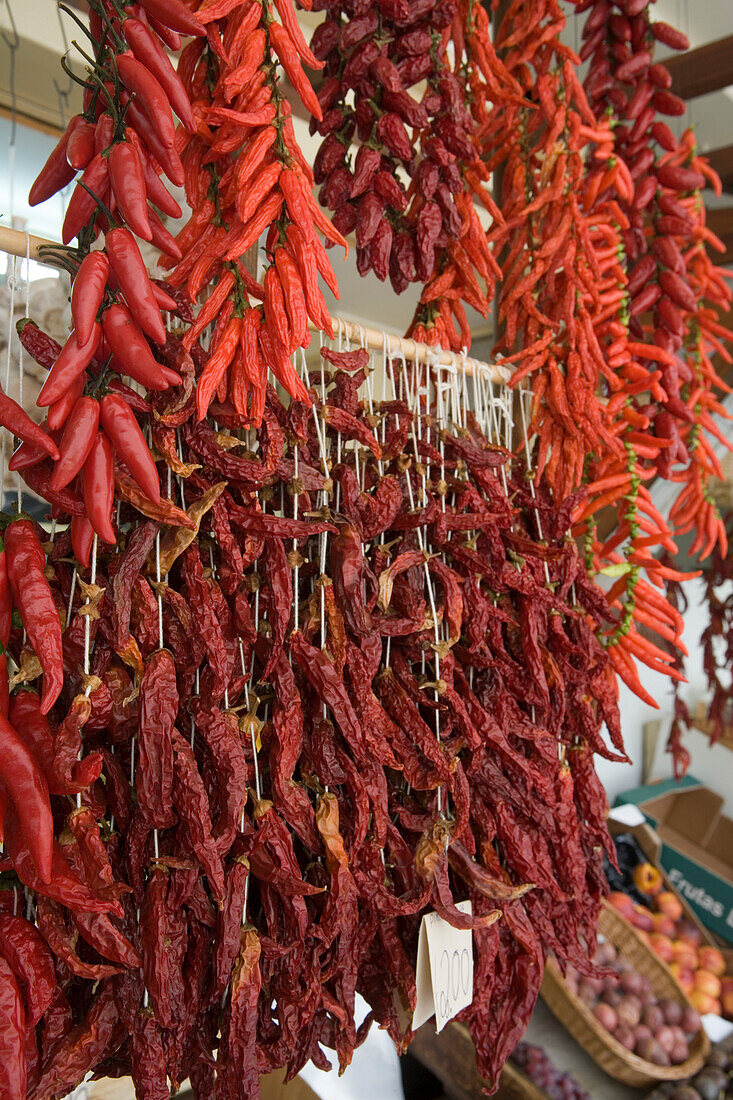 Verkaufsstand mit Pimento Chilischoten in der Mercado dos Lavradores Markthalle, Funchal, Madeira, Portugal