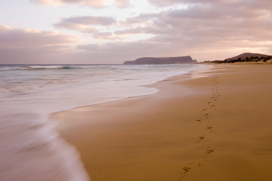 Fußspuren im Sand am Porto Santo Strand bei Sonnenuntergang, Vila Baleira, Porto Santo, nahe Madeira, Portugal