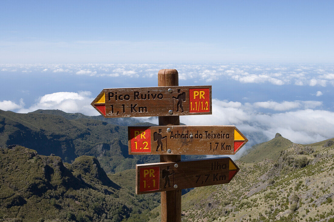 Wegweiser am Wanderpfad zum Gipfel des Berg Pico Ruivo, Pico Ruivo, Madeira, Portugal