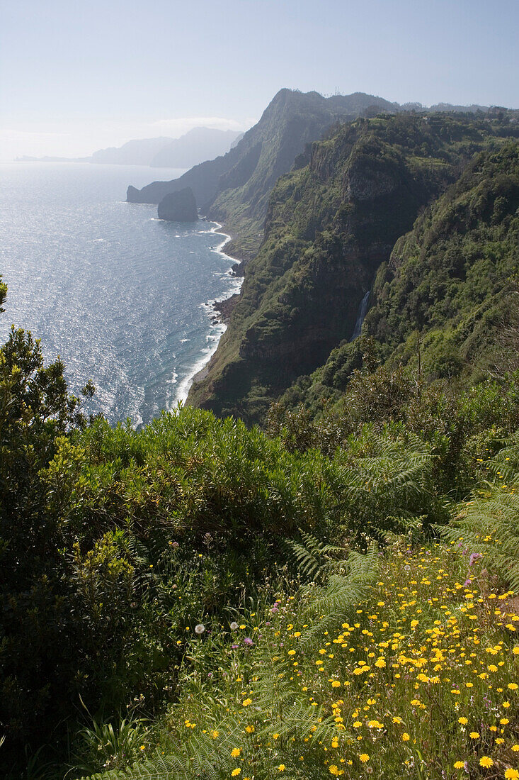 Blick auf Küste vom Quinta do Furao Hotel, Santana, Madeira, Portugal