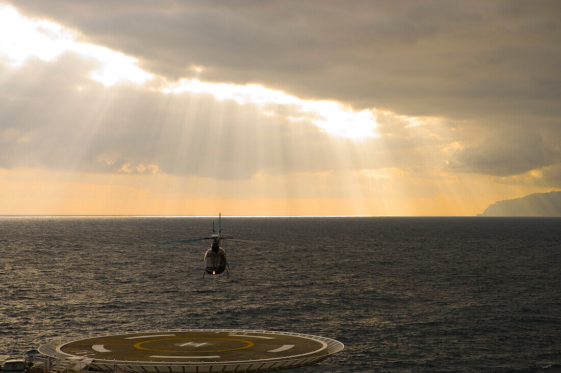 Hubschrauber landet auf Helikopter Landeplattform, Porto Moniz, Madeira, Portugal