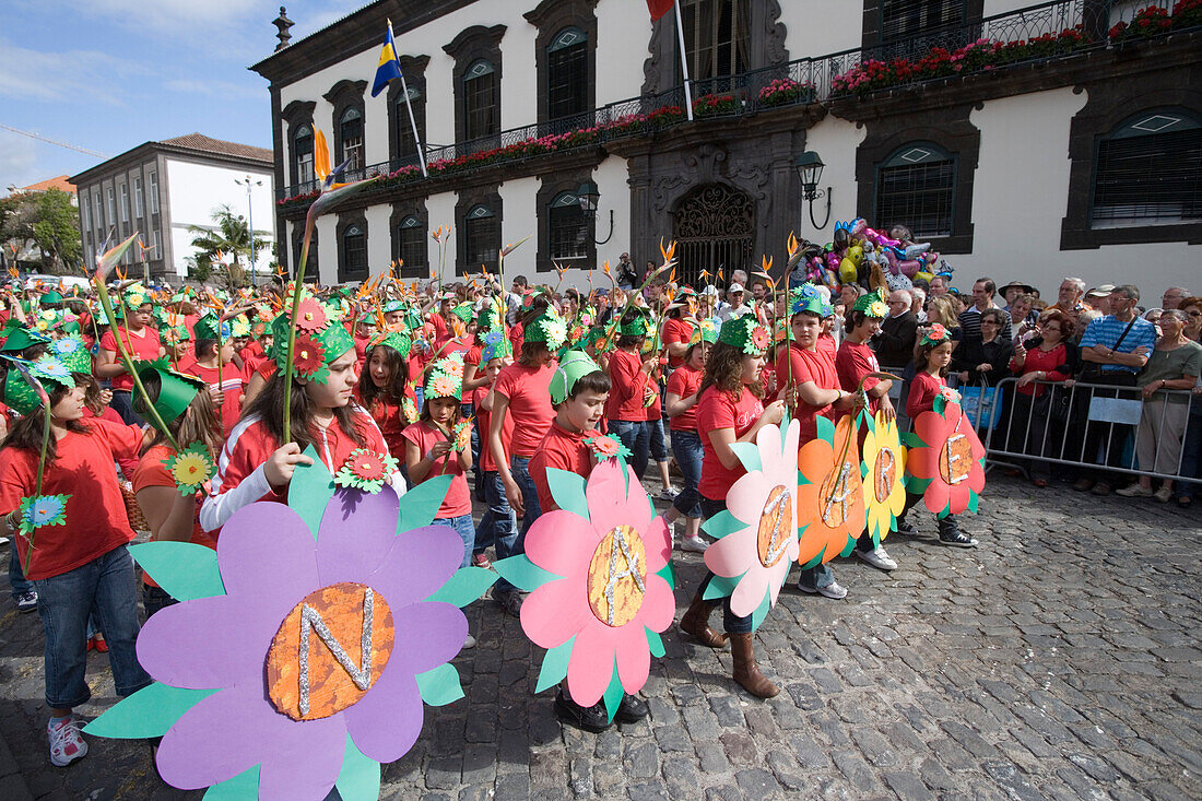 Mit Blumen geschmückte Kinder bei der Parade zum alljährlich stattfindenden Madeira Blumenfest, Funchal, Madeira, Portugal