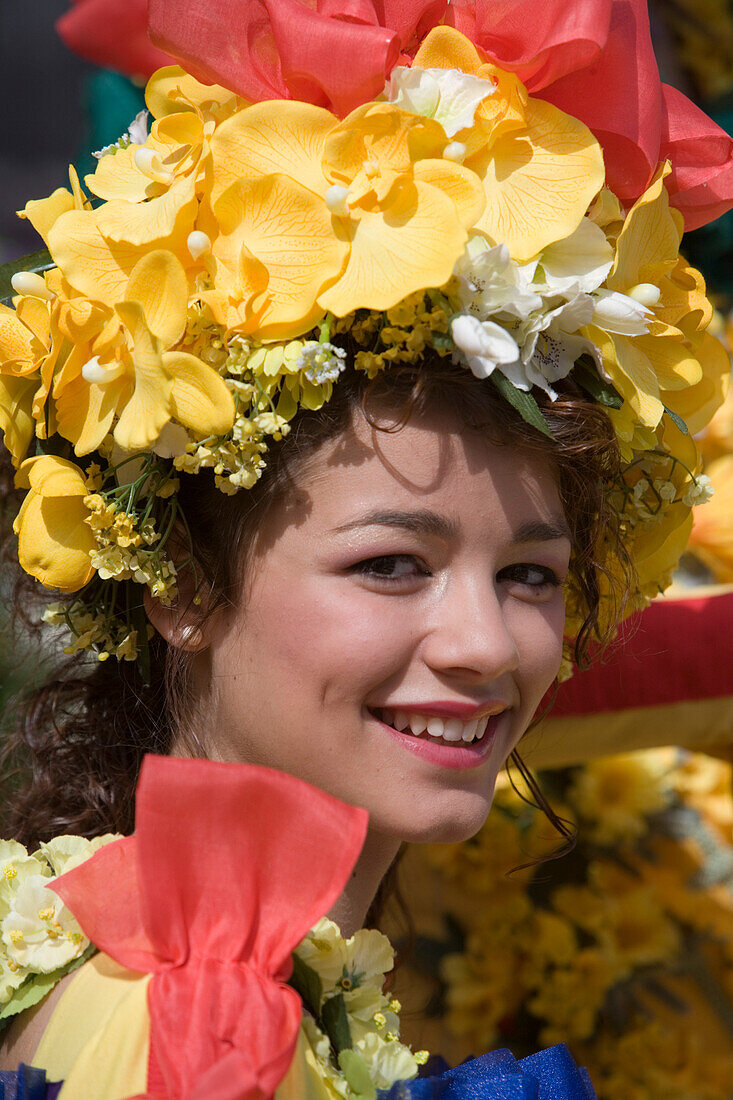 Mit Blumen geschmückte junge Frau bei der Parade zum alljährlich stattfindenden Madeira Blumenfest, Funchal, Madeira, Portugal