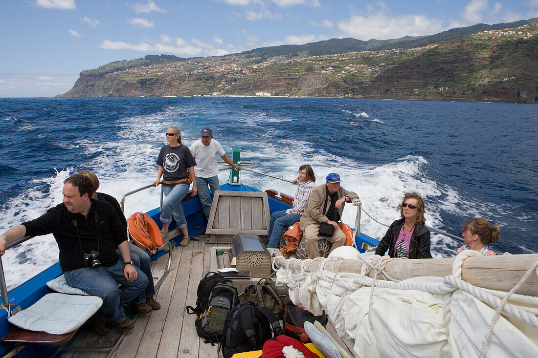 Touristen an Bord des Walbeobachtungsboot 'Ribeira Brava', nahe Calheta, Madeira, Portugal