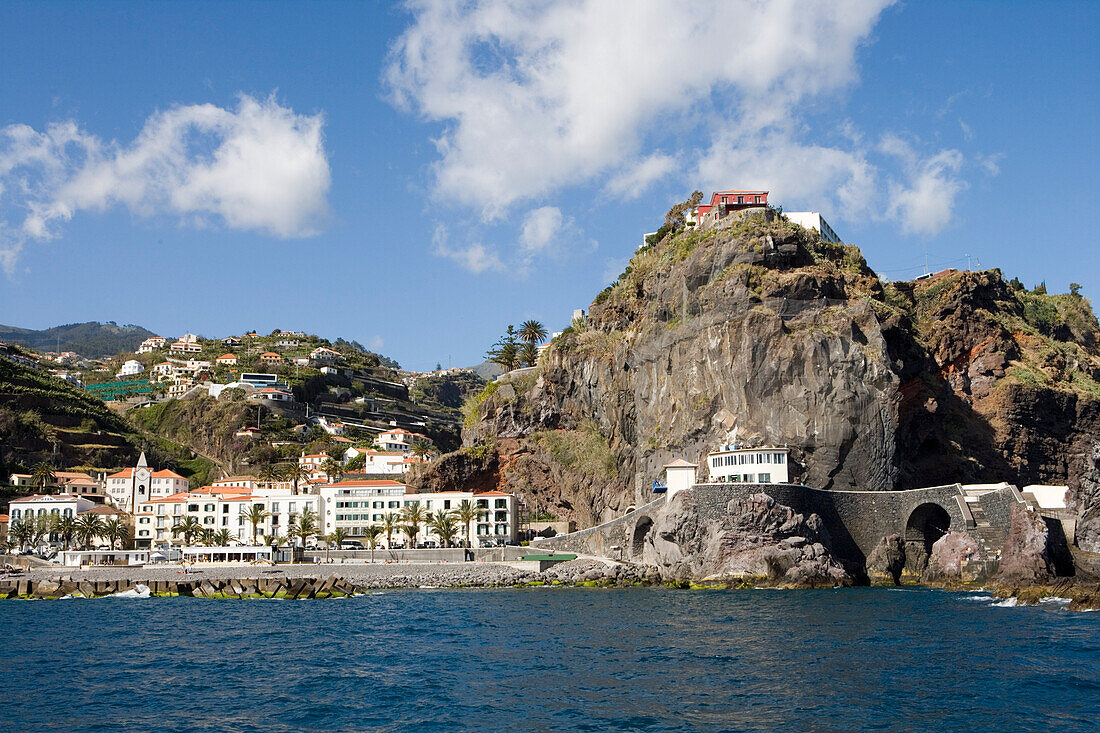 Blick vom Meer auf Ortschaft, Ponta do Sol, Madeira, Portugal