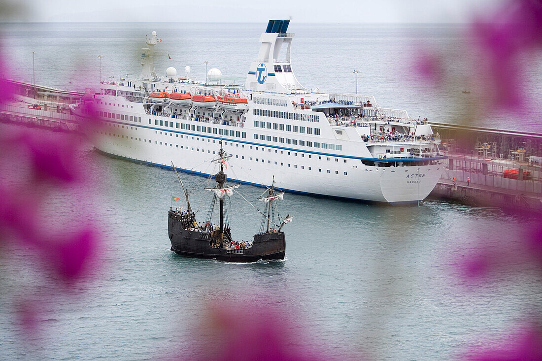 Santa Maria Ausflugsboot und Kreuzfahrtschiff MS Astor im Hafen, Funchal, Madeira, Portugal