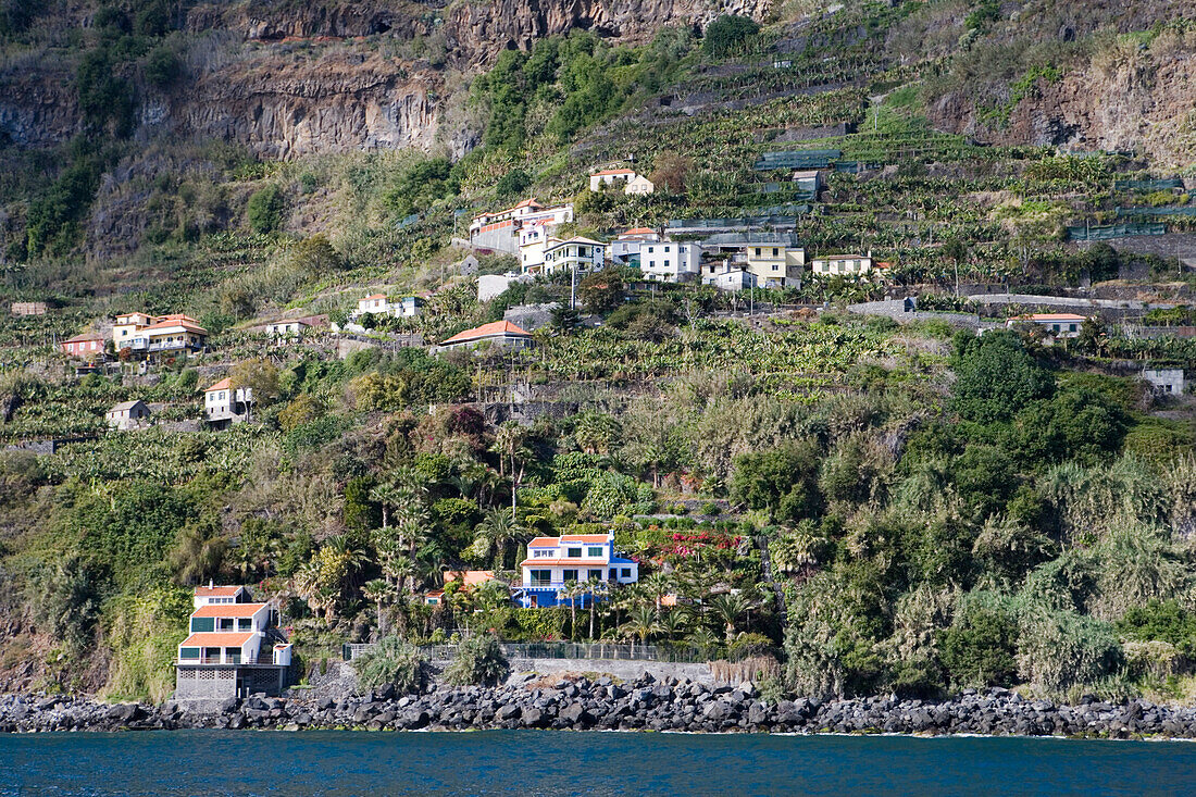 Blick vom Meer auf Häuser an Küste, Ponta do Sol, Madeira, Portugal