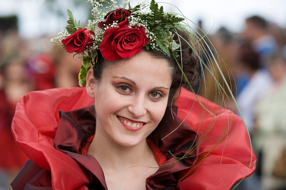 Mit Blumen geschmückte junge Frau bei der Parade zum alljährlich stattfindenden Madeira Blumenfest, Funchal, Madeira, Portugal