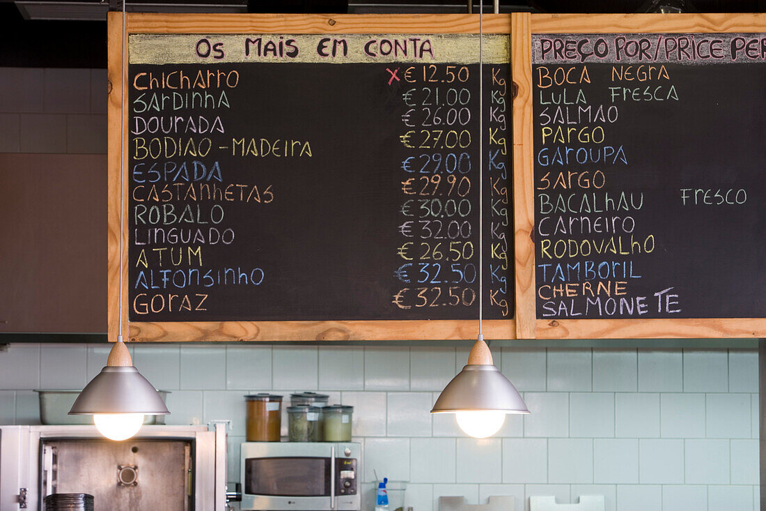 Fischangebot auf Wandtafel im Vila do Peixe Restaurant, Camara de Lobos, Madeira, Portugal