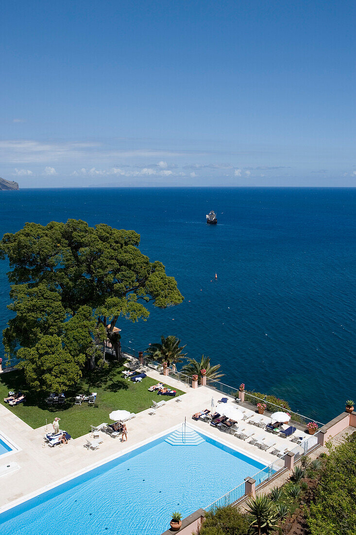 Schwimmbad im Reid's Palace Hotel mit Ausflugsboot Santa Maria im Hintergrund, Funchal, Madeira, Portugal