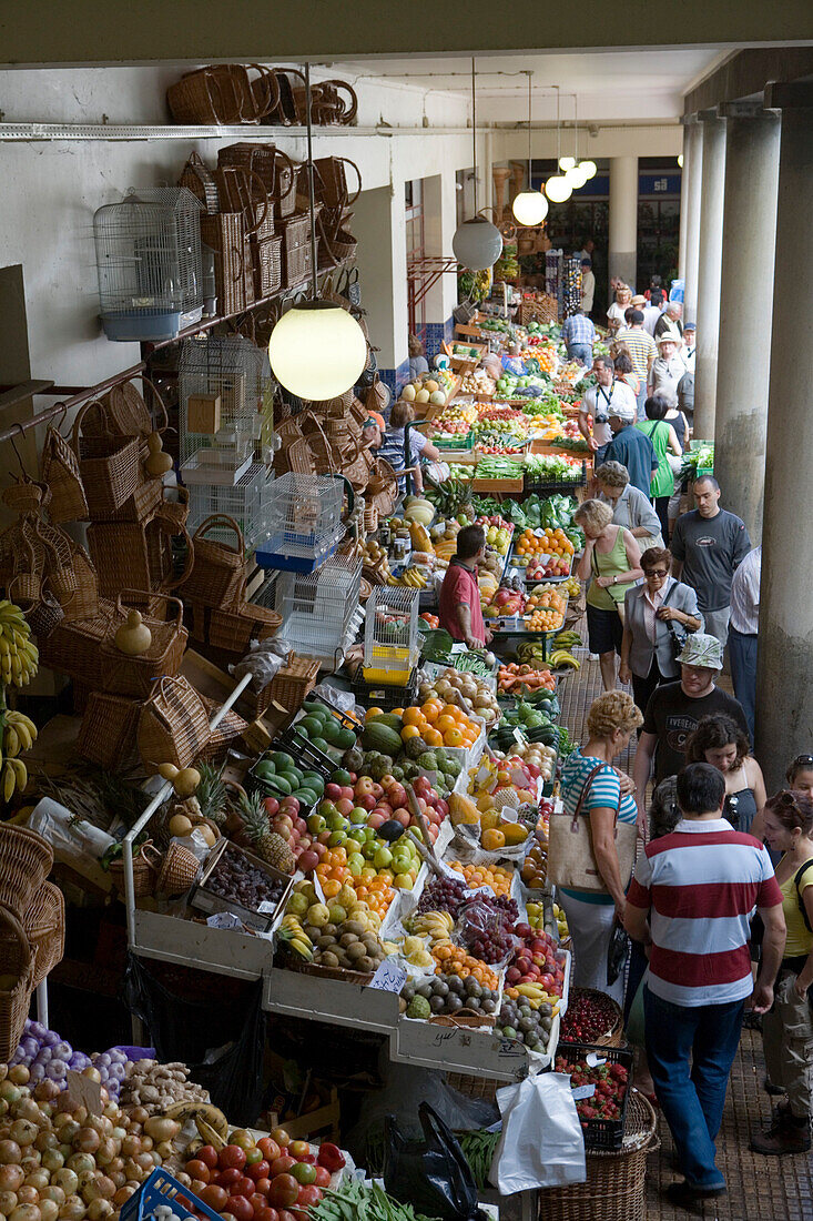 Obst- und Gemüsestand in der Mercado dos Lavradores Markthalle, Funchal, Madeira, Portugal