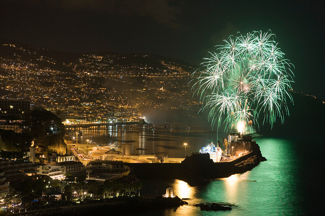 Feuerwerk über Hafen, Blick vom Reid's Palace Hotel, Funchal, Madeira, Portugal