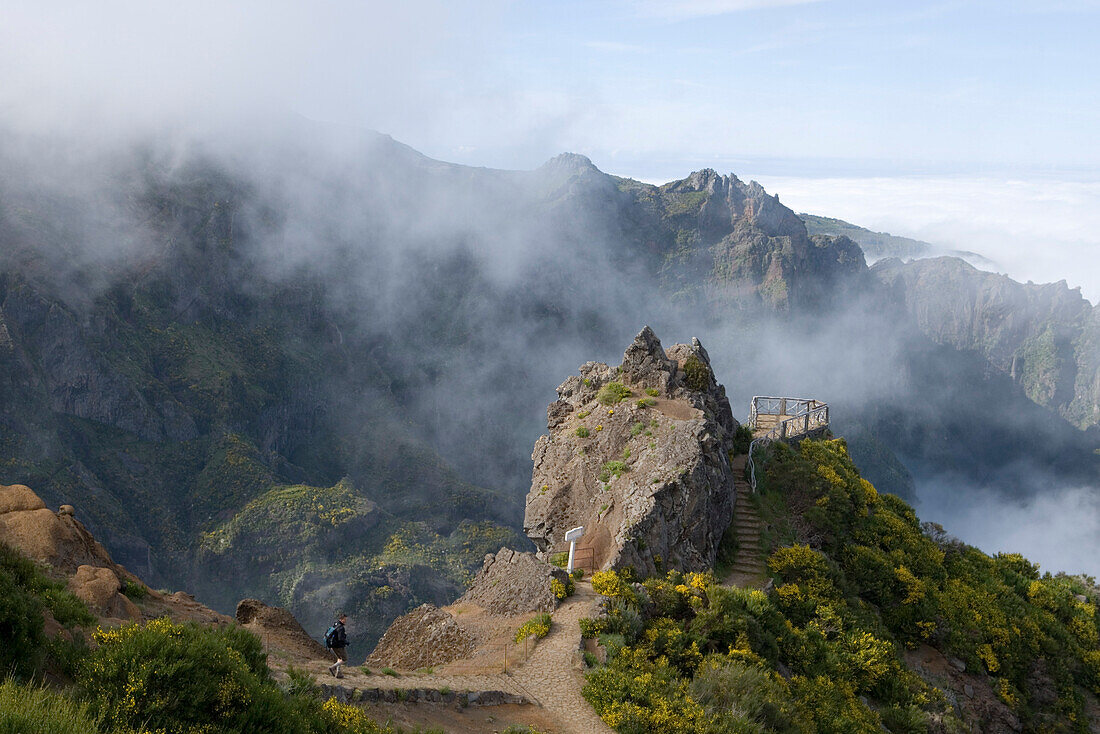 Blick vom Wanderpfad zwischen den Bergen Pico do Arieiro und Pico Ruivo, Pico do Arieiro, Madeira, Portugal