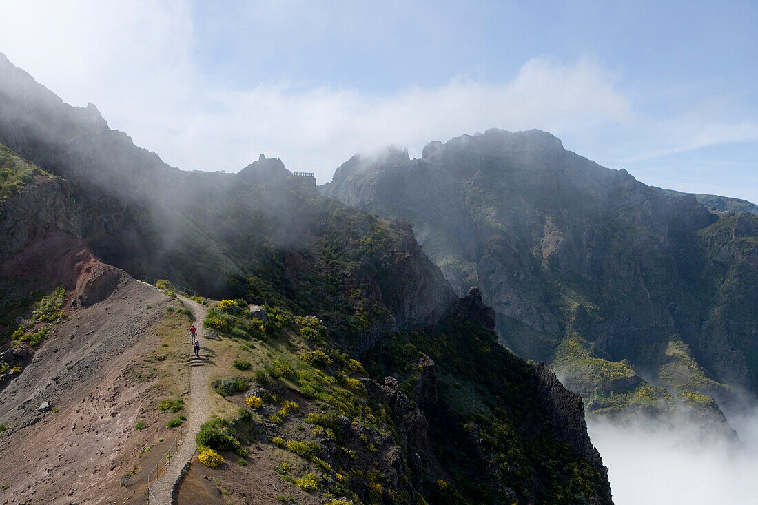 Wanderer am Wanderpfad zwischen den Bergen Pico do Arieiro und Pico Ruivo, Pico do Arieiro, Madeira, Portugal