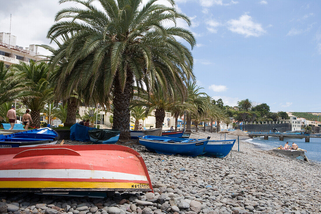 Bunte Fischerboote am Strand, Santa Cruz, Madeira, Portuugal