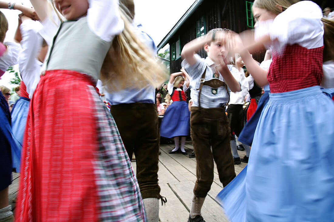 Kinder in Tracht tanzen, Steiermark, Österreich