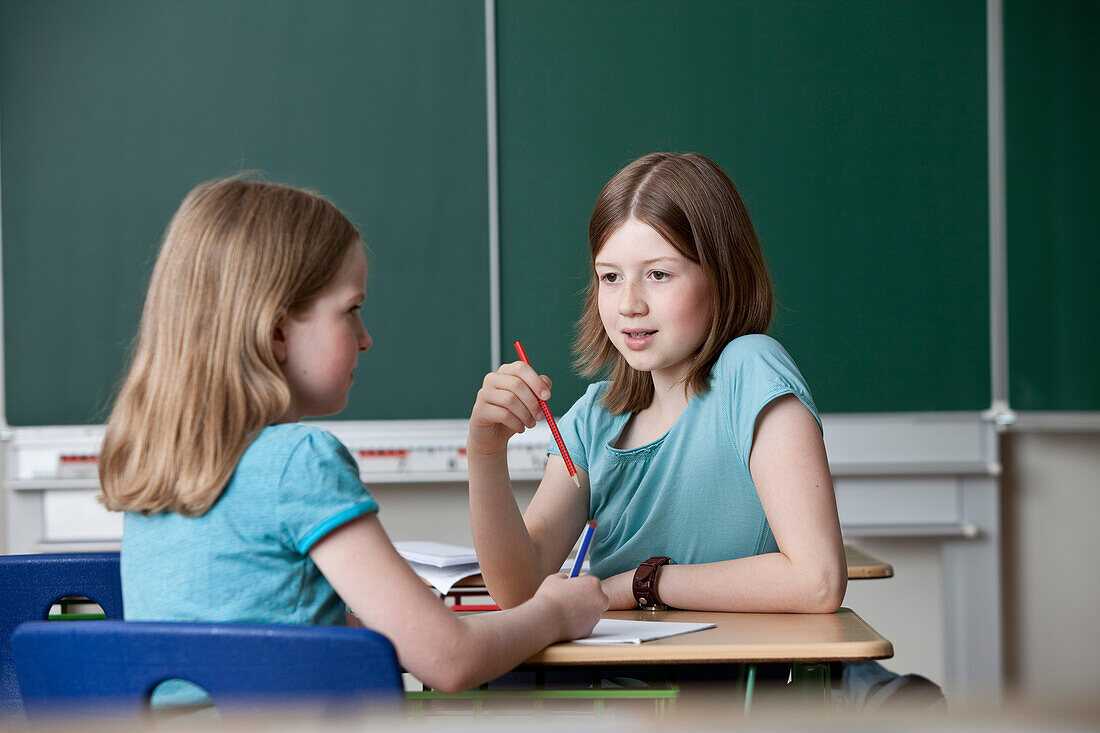 Zwei Schülerinnen in einem Klassenzimmer, Hamburg, Deutschland