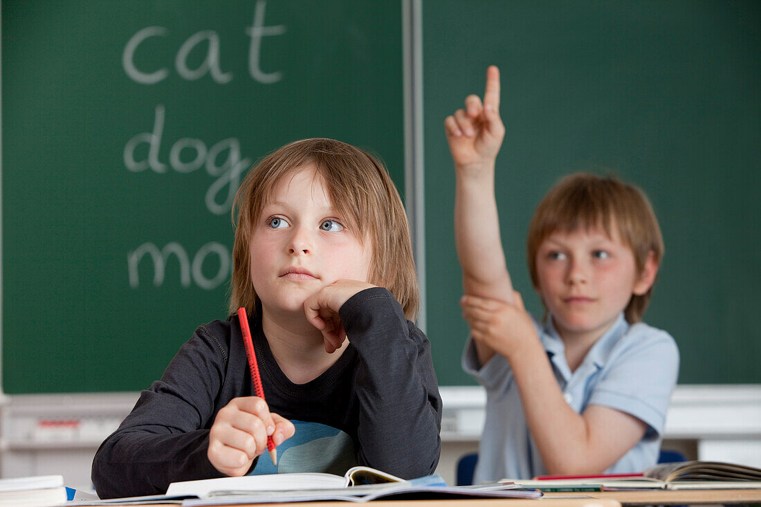 Zwei Schüler im Unterricht, Hamburg, Deutschland