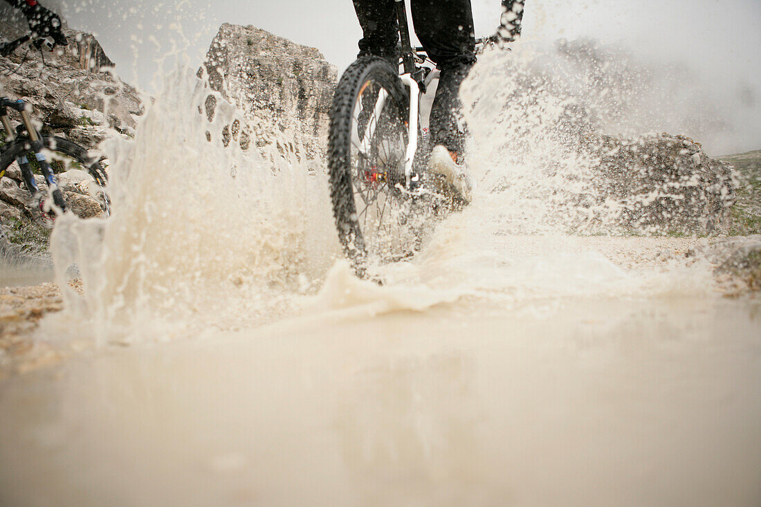 Mountainbiker bei den Drei Zinnen, Dolomiten, Venetien, Italien