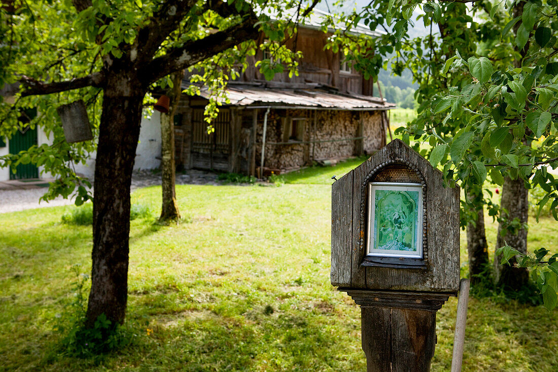 Marienmarterl bei einem Bauernhaus, Jachenau, Bayern, Deutschland