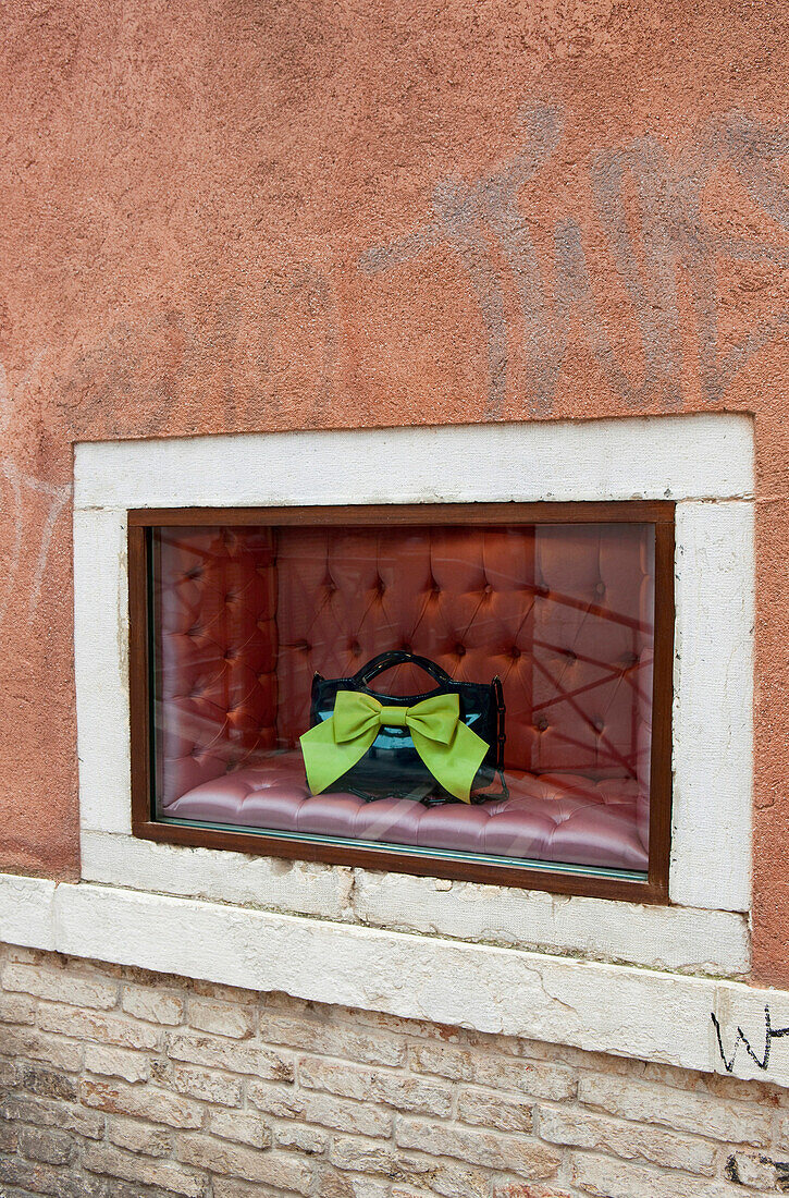 Designerhandtasche im Schaufenster einer Boutique, Venedig, Venetien, Italien, Europa