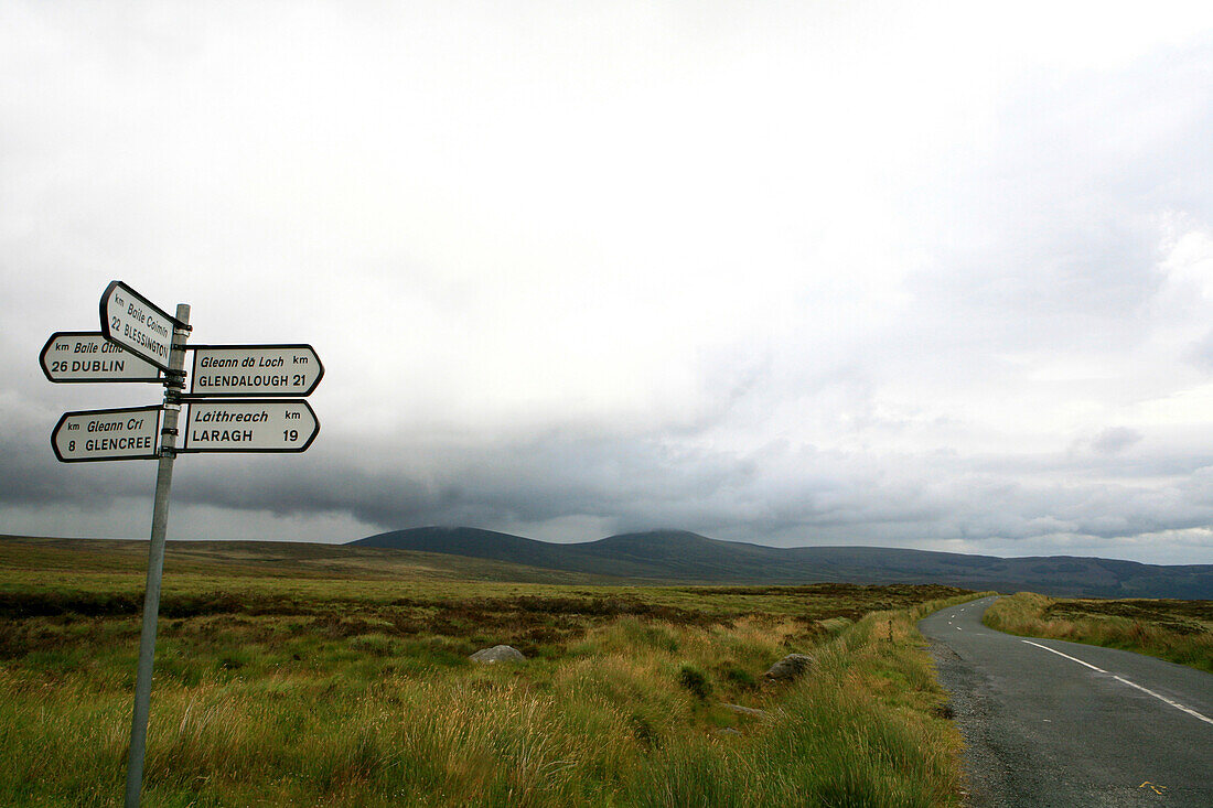 Wegweiser an der Old Military Road unter Wolkenhimmel, Nationalpark Wicklow Mountains, County Wicklow, Irland, Europa