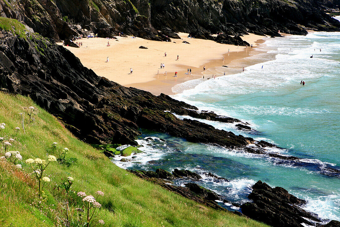 Menschen am Strand im Sonnenlicht, Slea Head, Dingle Halbinsel, County Kerry, Westküste, Irland, Europa