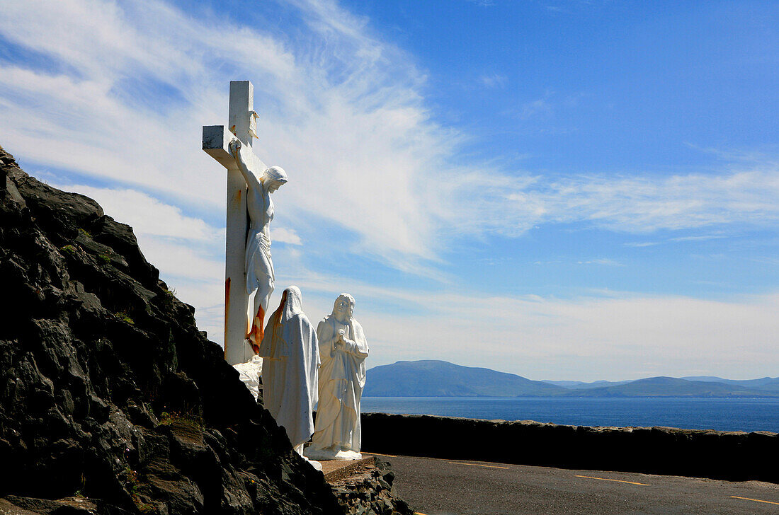 Christusstatue im Sonnenlicht oberhalb der Dingle Bay, Slea Head, Dingle Halbinsel, County Kerry, Westküste, Irland, Europa