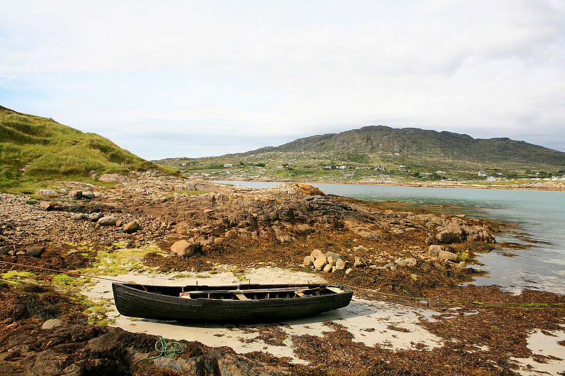 Traditional irish Curragh boat in Dogs Bay, Roundstone, Connemara, County Galway, west coast, Ireland, Europe