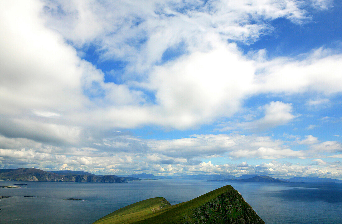 Blick auf Meer und Küste unter Wolkenhimmel, Klippen von Croaghaun, Achill Head, Achill Island, County Mayo, Westkueste, Irland, Europa