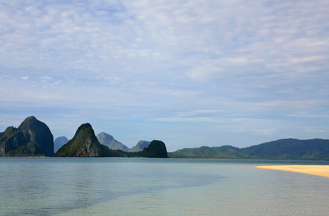 Blick auf Malapacao Island und Corong-Corong Bay unter Wolkenhimmel, Bacuit-Archipel, El Nido, Palawan, Philippinen, Asien