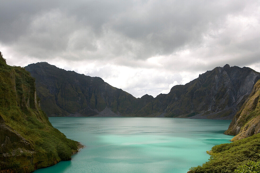Blick auf den Kratersee des aktiven Vulkans Pinatubo unter grauen Wolken, Angeles, Luzon, Philippinen, Asien