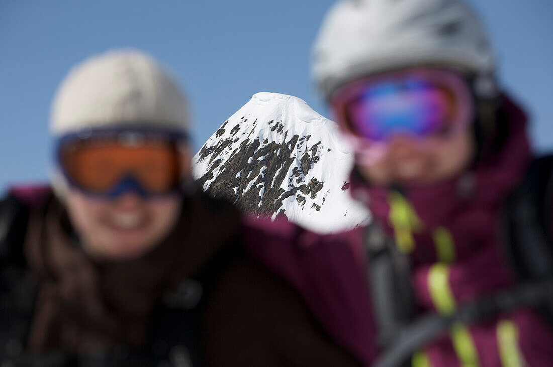 Zwei Skifahrerinnen vor einem Berggipfel, Kappl, Tirol, Österreich