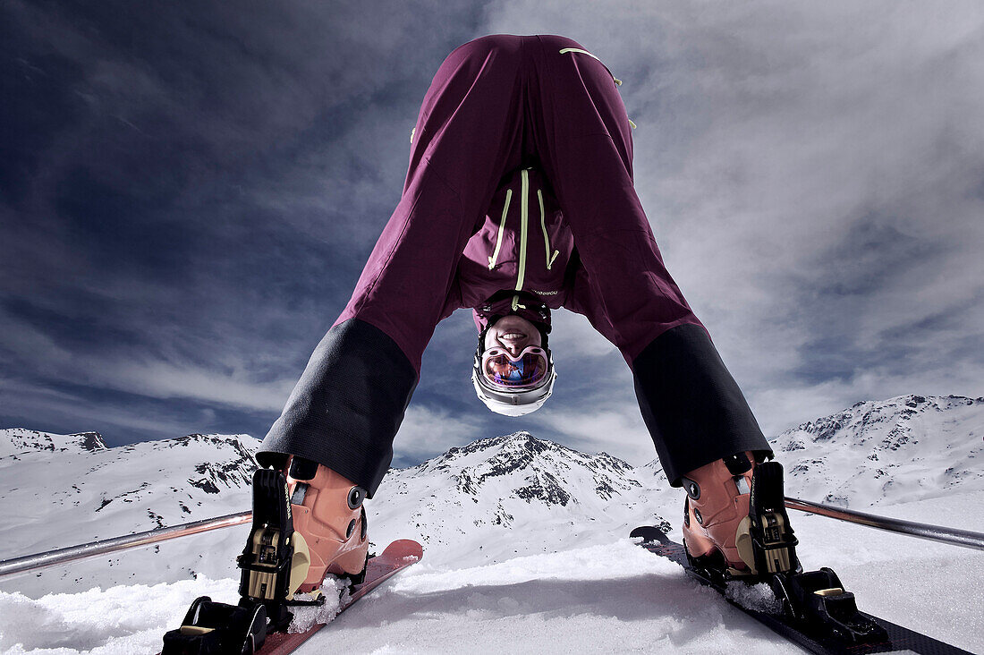 Skifahrerin schaut zwischen Beinen hindurch, Kappl, Tirol, Österreich