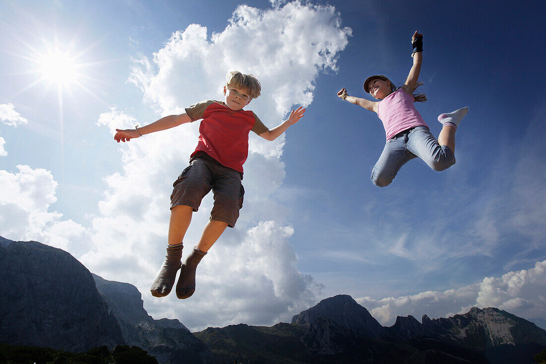Kinder springen in die Luft, Hermagor, Kärnten, Österreich