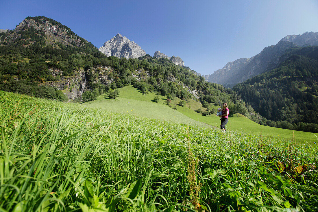 Frau und Baby auf einer Wiese, Pflerschtal, Südtirol, Trentino-Alto Adige, Italien