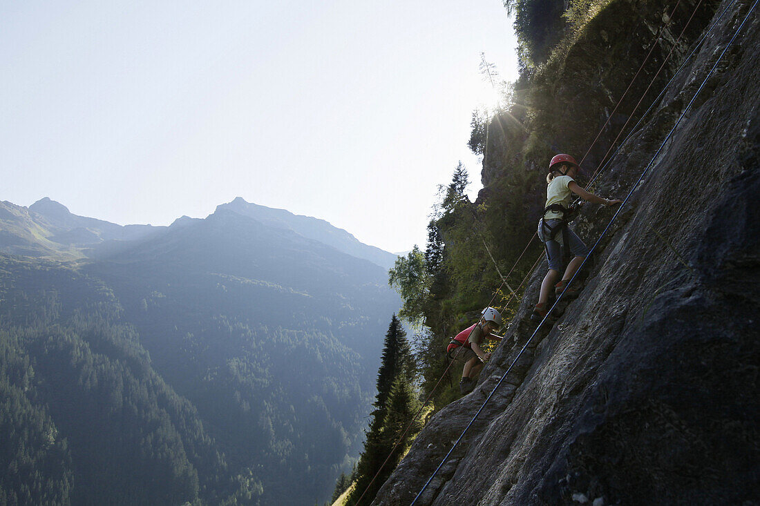 Kinder klettern an einer Felswand, Pflerschtal, Südtirol, Trentino-Alto Adige, Italien